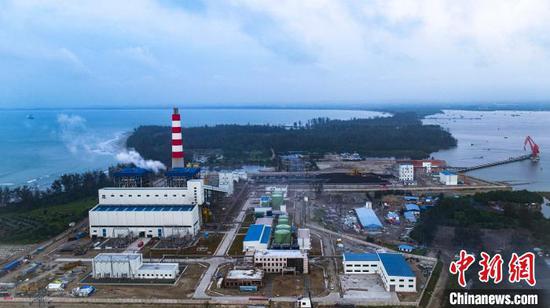 图为明古鲁燃煤电站建设场景。中国电建集团 供图 图为明古鲁燃煤电站建设场景。中国电建集团 供图