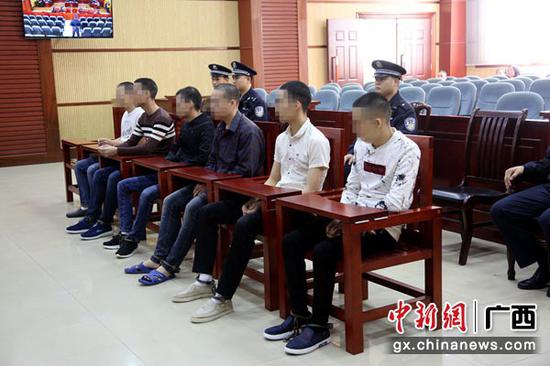 图为6名越南籍被告人出庭受审。法院供图 图为6名越南籍被告人出庭受审。法院供图