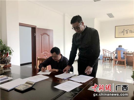 邮储银行客户经理为客户提供上门服务 邮储银行客户经理为客户提供上门服务