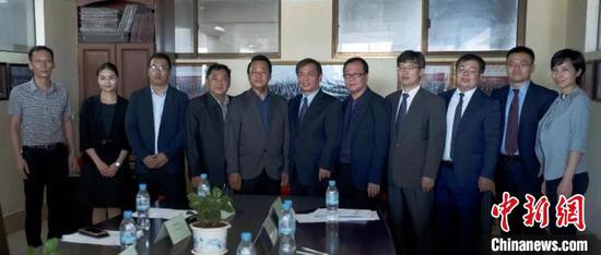 图为宾主合影。 当地媒体提供 图为宾主合影。 当地媒体提供