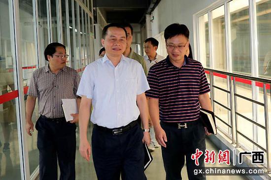 图为开发区领导在企业调研。 图为开发区领导在企业调研。