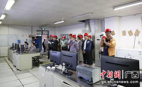 图为媒体采访团在灵川采访。 图为媒体采访团在灵川采访。