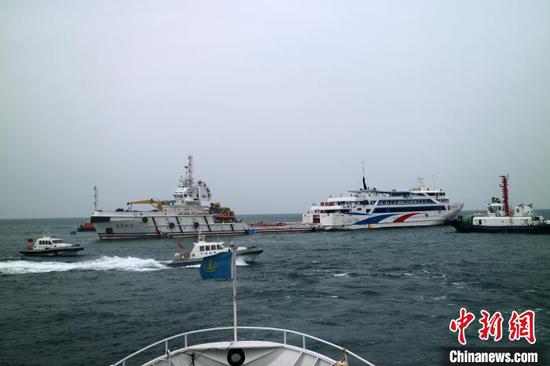 图为演习现场。北海海上搜救中心11家成员单位、17艘船艇、1架直升机、160余人参演。 善国乘 摄 图为演习现场。北海海上搜救中心11家成员单位、17艘船艇、1架直升机、160余人参演。 善国乘 摄