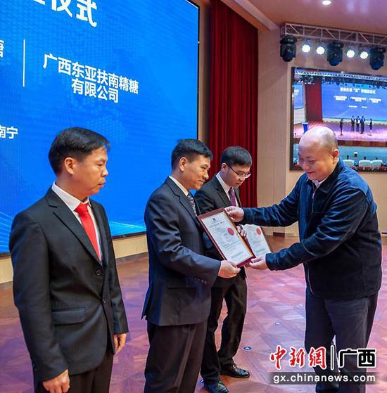 图为广西-香港标准及检定中心有限公司负责人为企业颁发香港优质“正”印证书。 图为广西-香港标准及检定中心有限公司负责人为企业颁发香港优质“正”印证书。