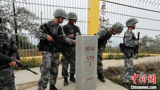 巡逻官兵查看界碑状况。 宋邦稳 摄 巡逻官兵查看界碑状况。 宋邦稳 摄