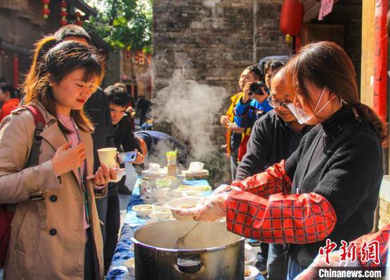 11月20日,嘉宾代表在桂林灵川县大圩镇的漓水人家景区品尝桂林米粉、油茶等特色小吃。 杨宗盛 摄 11月20日,嘉宾代表在桂林灵川县大圩镇的漓水人家景区品尝桂林米粉、油茶等特色小吃。 杨宗盛 摄