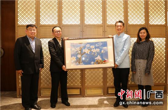 图为赠送仪式。陈宇 摄 图为赠送仪式。陈宇 摄