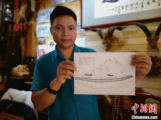 图为杨云东展示其设计作品。 林馨 摄 图为杨云东展示其设计作品。 林馨 摄