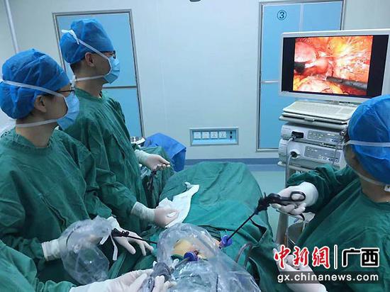 图为手术中。罗琼萱 摄