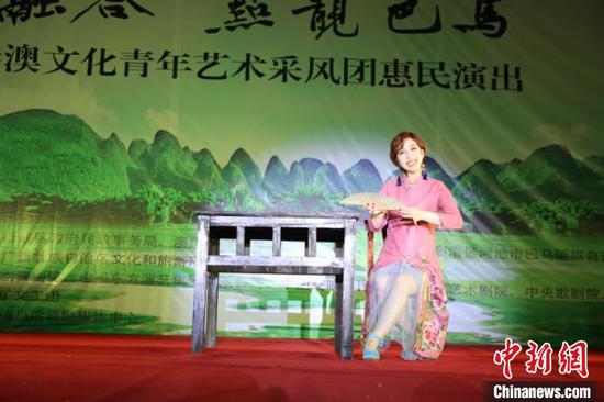 图为香港灵霄剧团创始人谢晓莹表演的粤剧片段《鳳求凰》 林浩 摄 图为香港灵霄剧团创始人谢晓莹表演的粤剧片段《鳳求凰》 林浩 摄