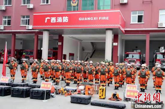 图为消防救援人员集结待命 钟欣 摄 图为消防救援人员集结待命 钟欣 摄
