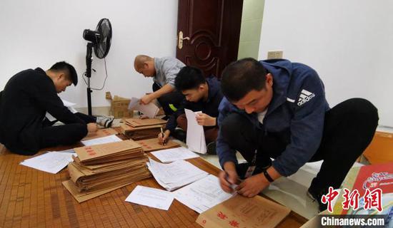 图为柳州警方搜查涉案公司。 刘晓颖 摄 图为柳州警方搜查涉案公司。 刘晓颖 摄