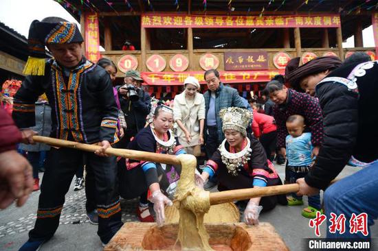 图为当地侗族同胞在打年粑。 潘志祥 摄 图为当地侗族同胞在打年粑。 潘志祥 摄