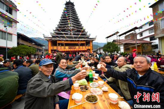 图为当地侗族同胞与八方宾客共享百家宴。 潘志祥 摄 图为当地侗族同胞与八方宾客共享百家宴。 潘志祥 摄