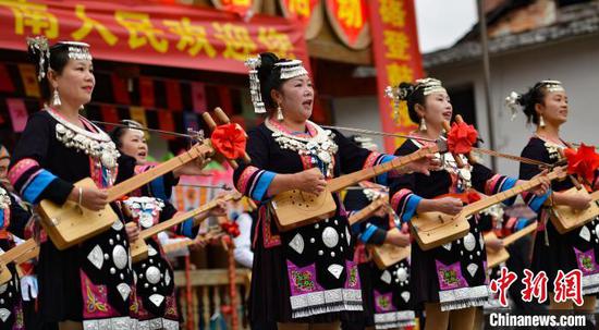 图为当地侗族同胞在弹唱琵琶歌欢度侗年。 潘志祥 摄 图为当地侗族同胞在弹唱琵琶歌欢度侗年。 潘志祥 摄