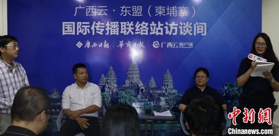 图为中国广西日报副总编辑陈仕平(右)与柬中文媒体集团总经理阮志强(左)在主持挂牌仪式。主办方提供 图为中国广西日报副总编辑陈仕平(右)与柬中文媒体集团总经理阮志强(左)在主持挂牌仪式。主办方提供