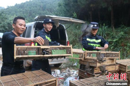图为民警将鸟类放生 饶友江 摄 图为民警将鸟类放生 饶友江 摄
