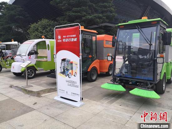 图为部分参展智能化环卫设备。 林馨 摄 图为部分参展智能化环卫设备。 林馨 摄