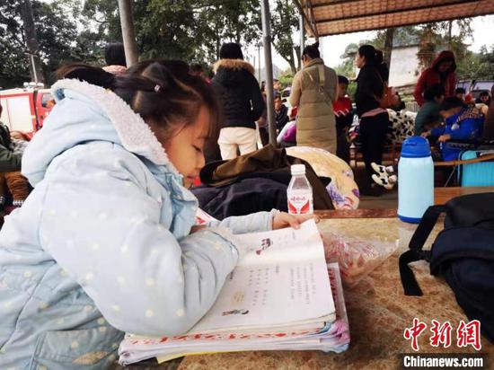 地震中受灾的小学生在灾民安置点学习。 陆翠琳 摄 地震中受灾的小学生在灾民安置点学习。 陆翠琳 摄