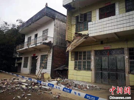 地震造成靖西市湖润镇新兴街叫器屯民房阳台坍塌。 陆翠琳 摄 地震造成靖西市湖润镇新兴街叫器屯民房阳台坍塌。 陆翠琳 摄