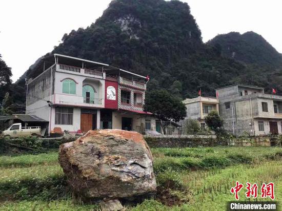 地震造成靖西市湖润镇布替屯山石滑落。 陆翠琳 摄 地震造成靖西市湖润镇布替屯山石滑落。 陆翠琳 摄