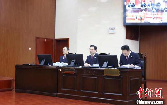 广西检察院检察长崔智友(中)出庭支持公益诉讼 林浩 摄 广西检察院检察长崔智友(中)出庭支持公益诉讼 林浩 摄