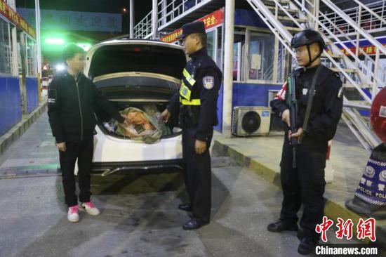 图为犯罪嫌疑人指认无合法手续穿山甲鳞甲 周锴 摄 图为犯罪嫌疑人指认无合法手续穿山甲鳞甲 周锴 摄
