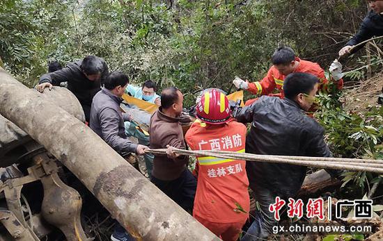 图为救援现场。 图为救援现场。