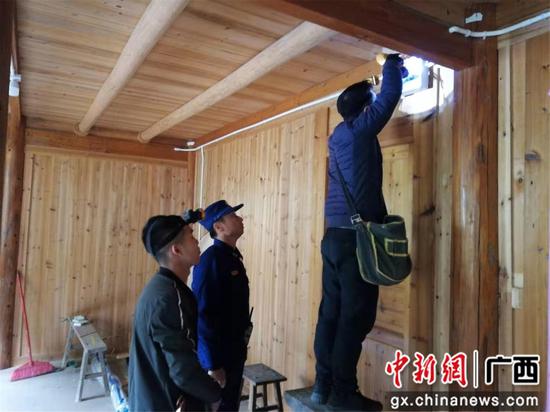 排查电气线路是否村寨隐患。 排查电气线路是否村寨隐患。