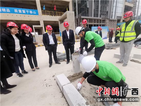 对新员工的砌筑技艺赞不绝口-关喆琳摄 对新员工的砌筑技艺赞不绝口-关喆琳摄