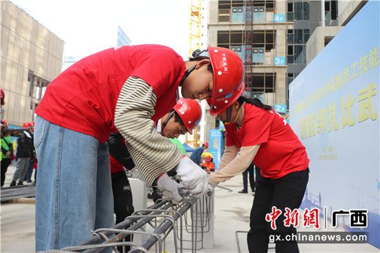 钢筋绑扎比赛现场。郑雄飞摄 钢筋绑扎比赛现场。郑雄飞摄