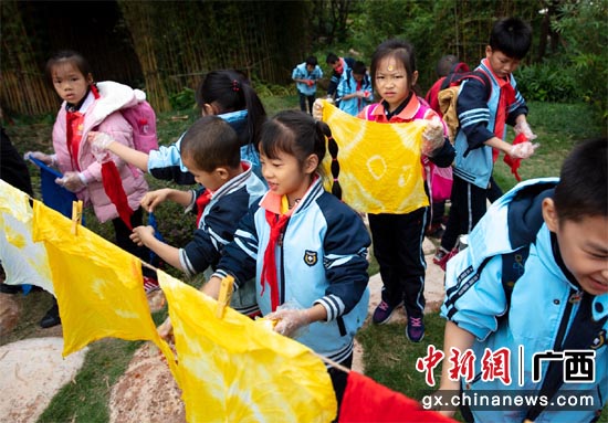图为同学们体验扎染