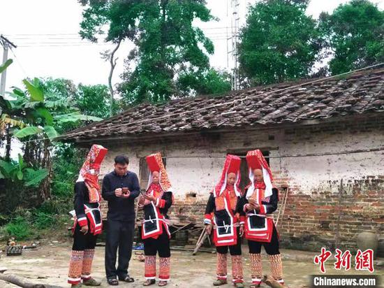 移动工作人员在垌中细坑检测4G网络信号。 秦丽群 摄 移动工作人员在垌中细坑检测4G网络信号。 秦丽群 摄