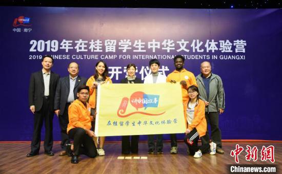 图为开营仪式授营旗现场 钟欣 摄 图为开营仪式授营旗现场 钟欣 摄