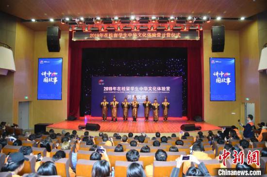 图为营员们表演文化节目 钟欣 摄 图为营员们表演文化节目 钟欣 摄