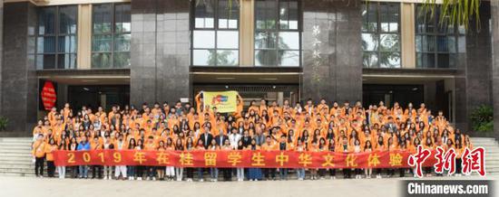 图为参加活动嘉宾和营员合影 钟欣 摄 图为参加活动嘉宾和营员合影 钟欣 摄