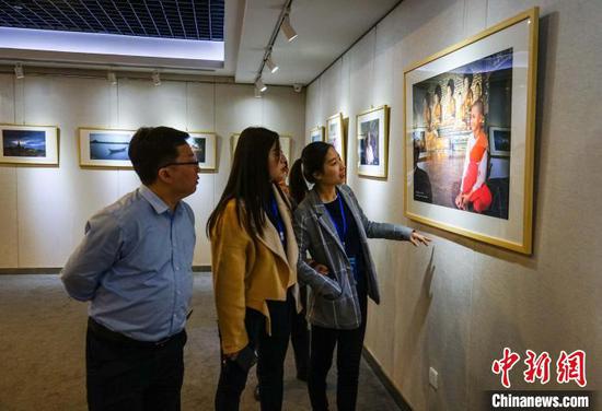 图为梵花.缅甸——中国艺术家缅甸风情风光摄影展。 唐梦宪 摄 图为梵花.缅甸——中国艺术家缅甸风情风光摄影展。 唐梦宪 摄