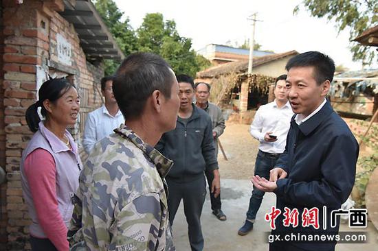 图为合浦县委书记杨斌看望贫困户。林启波 摄 图为合浦县委书记杨斌看望贫困户。林启波 摄