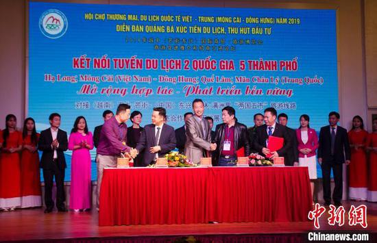 图为中越五市共同签署黄金旅游线路合作备忘录 翟李强 摄 图为中越五市共同签署黄金旅游线路合作备忘录 翟李强 摄