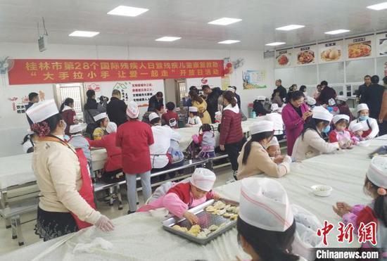 12月3日,桂林市聋哑学校“包饺子”亲子活动。 欧惠兰 摄 12月3日,桂林市聋哑学校“包饺子”亲子活动。 欧惠兰 摄