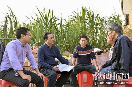 图为合浦县长李安洪看望贫困户。王健 摄 图为合浦县长李安洪看望贫困户。王健 摄