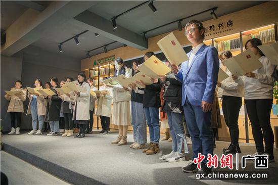 图为广西师大学生朗诵诗歌。 图为广西师大学生朗诵诗歌。