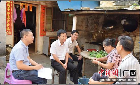 图为合浦县委书记杨斌到廉州镇马安村入户走访，调研排查软弱涣散村党组织工作。