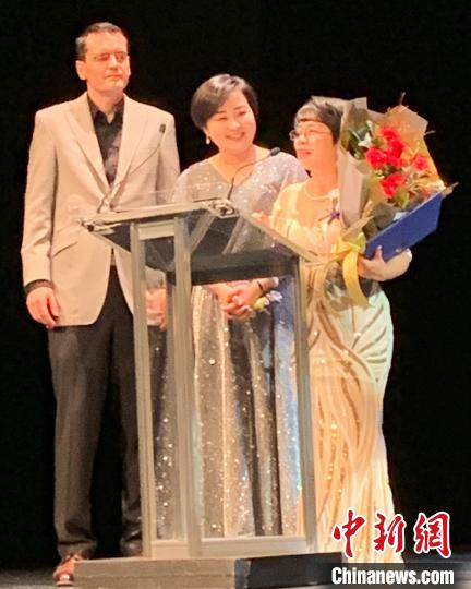 詹灵凌（右一）在2019第十四届加拿大中国电影节领奖。被访者供图