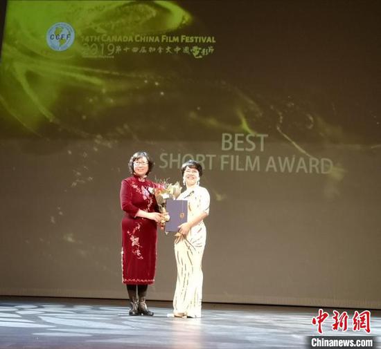 詹灵凌(右一)在2019第十四届加拿大中国电影节领奖。被访者供图 詹灵凌(右一)在2019第十四届加拿大中国电影节领奖。被访者供图
