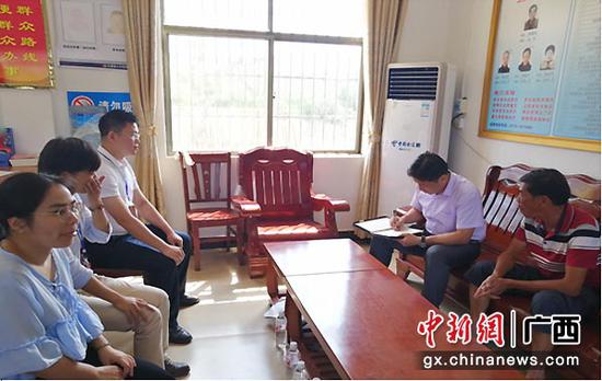 图为合浦县委常委、组织部部长何来到常乐镇开展软弱涣散调研排查软弱涣散村党组织工作。