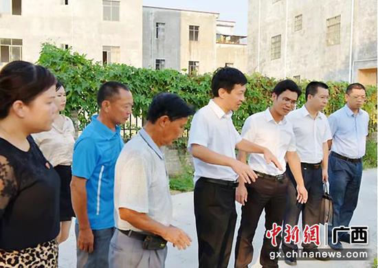 图为合浦县委书记杨斌到廉州镇乾江村开展调研排查软弱涣散村党组织工作。