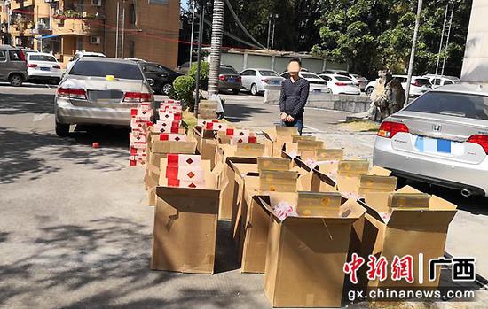 图为查获的上千条疑似假烟。交警部门供图 图为查获的上千条疑似假烟。交警部门供图