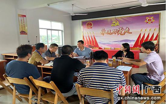 图为合浦县委常委、副县长何立云在沙岗镇沙岗村开展软弱涣散调研排查软弱涣散村党组织工作。