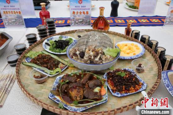 图为民俗特色美食展示 覃春妙 摄 图为民俗特色美食展示 覃春妙 摄